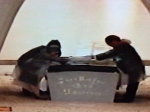 原爆死没者名簿を慰霊碑に収める遺族代表