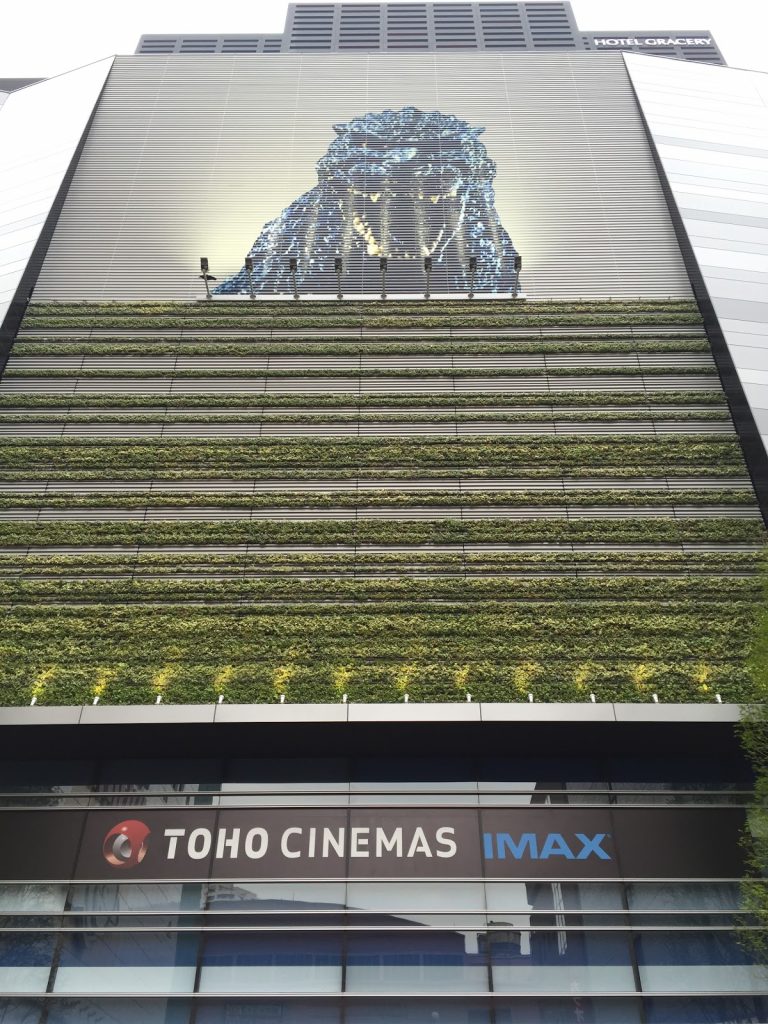 TOHOシネマズ 新宿　ゴジラ　広場側