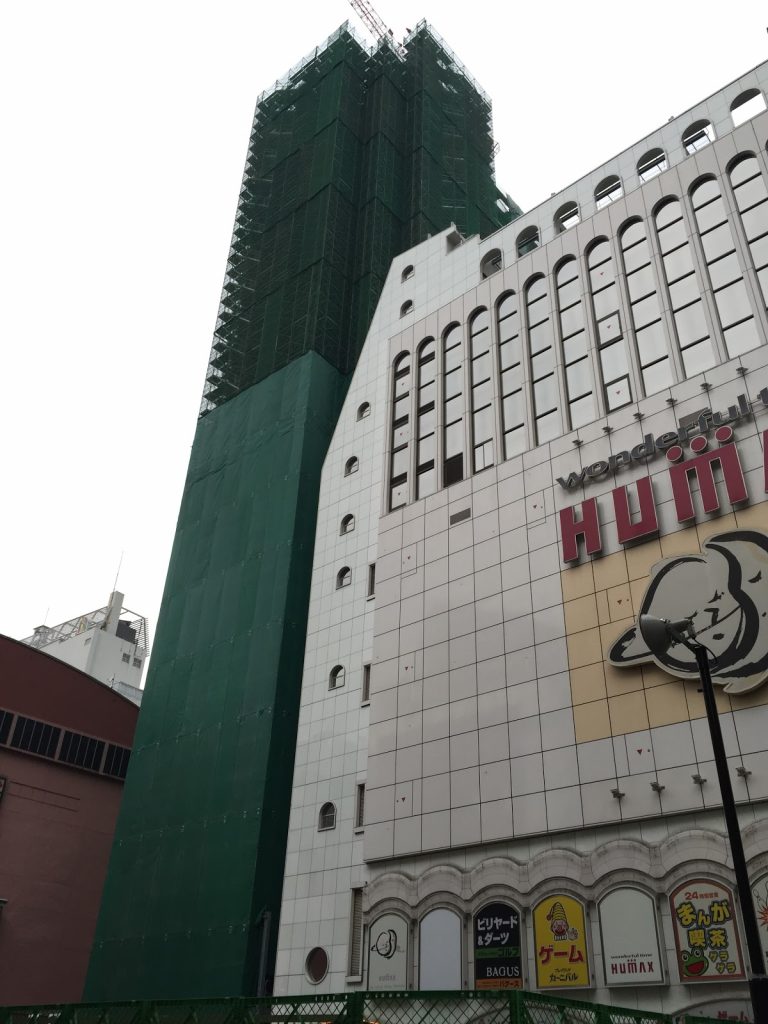 歌舞伎町に建設中のアパホテル