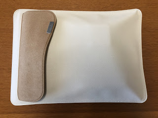 moshi mo-muse12-bg muse 12 Sahara Beigeにmacbookと電源を入れたところ