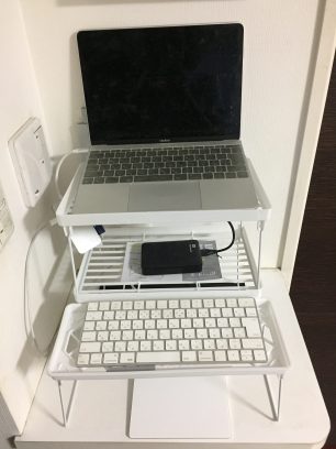 折りたたみキッチン整理棚をMacBookの台にする