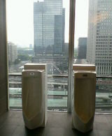 東京駅の大丸のオープンなトイレ