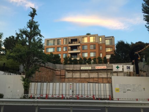 代々木公園駐車場横の高級マンションの前の建設中の空き地