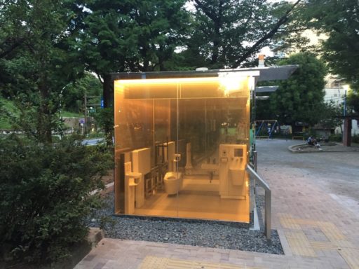 スケルトンの代々木の公衆トイレ 横から