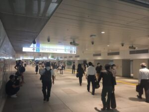 新宿駅の新しい東西自由通路 西口側から東口を撮影