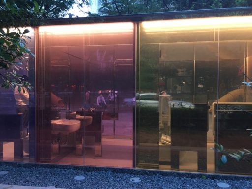 スケルトンの代々木の公衆トイレ 裏