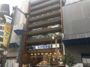 両脇が建設中の紀伊國屋書店