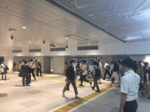 新宿駅の新しい東西自由通路 改札方面