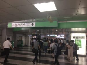 新宿駅の新しい東西自由通路 東口から西口を撮影