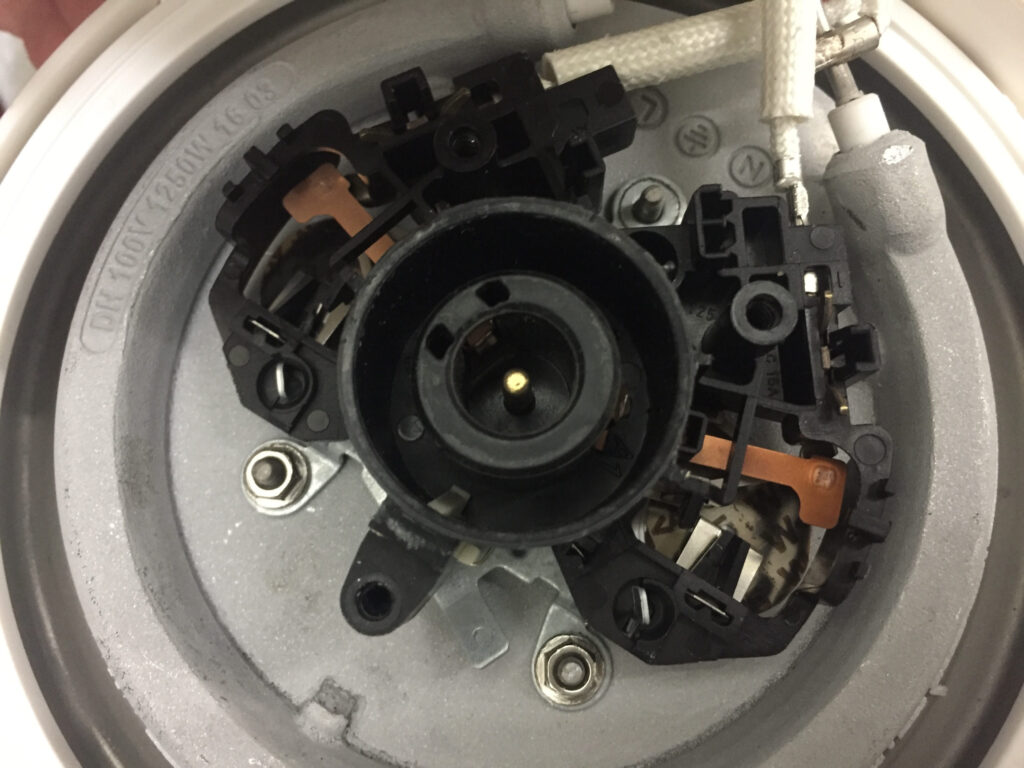 ポットのナットの外れたネジ ティファールの電気ケトル アプレシア プラスのネジが外れる