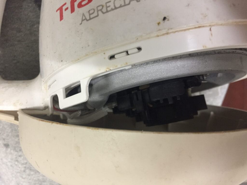 ポットを分解　ティファールの電気ケトル アプレシア プラスのネジが外れる